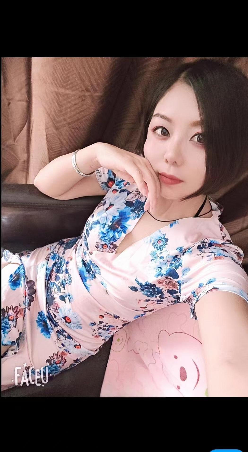 白嫩惹火小骚妇